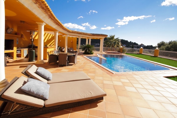 Bar area and jacuzzi