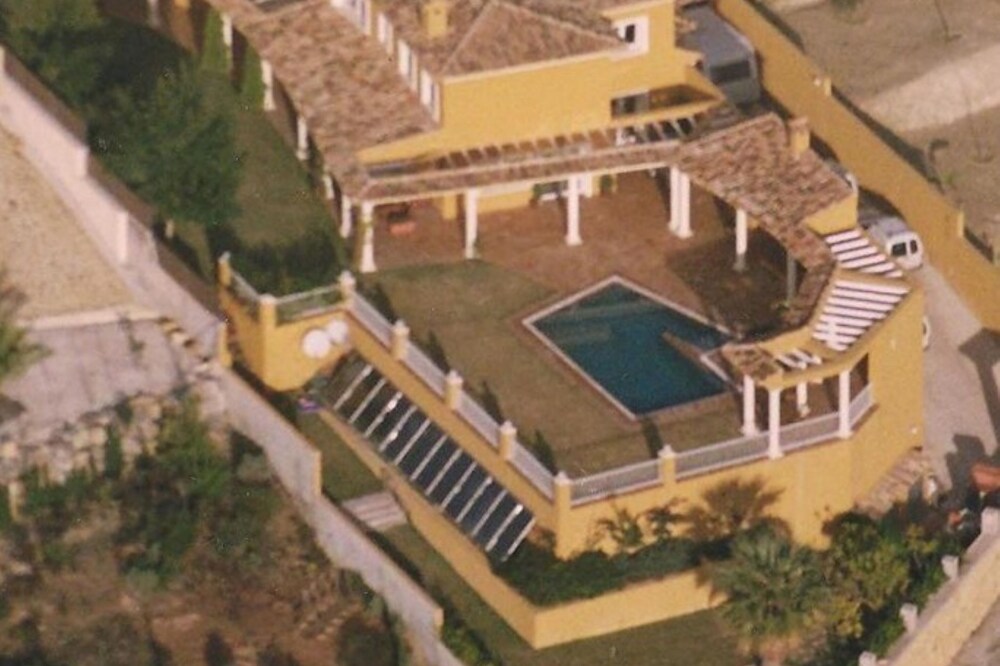 Lg Luxury 5 Bed Private Villa w/Lawned Garden & Pool w/Sea-Mountain Views