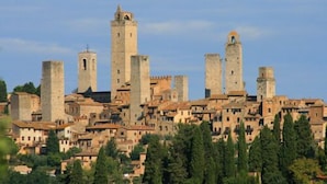 A historic town with medieval towers and buildings. - san gimignano apartment in historical center, courtyard and fast free wifi (San Gimignano)