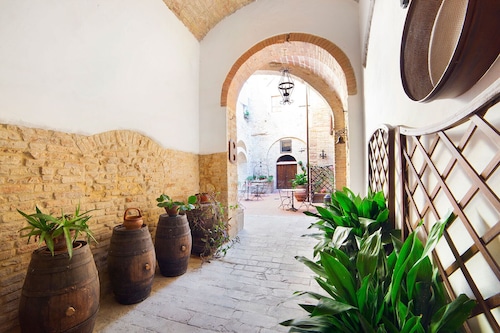 san gimignano apartment in historical center, courtyard and fast free wifi
