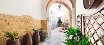san gimignano apartment in historical center, courtyard and fast free wifi