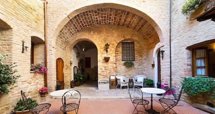 San Gimignano Wohnung im historischen Zentrum, Innenhof und schnelles kostenloses WiFi
