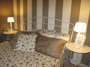 2 chambres, bureau, fer et planche à repasser, lit de bébé portatif