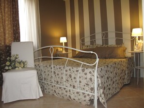 1 غرفة نوم ومكتب ومكواة/لوح كي وسرير سفر