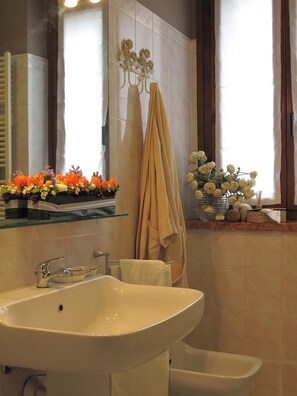 Ensemble baignoire-douche, séchoir à cheveux, bidet, serviettes fournies