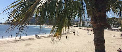 Nära stranden och solstolar