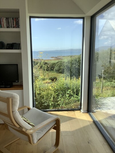 COSY MODERN COTTAGE, GLORIOUS SEA & MOUNTAIN VIEWS. 