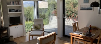 COSY MODERN COTTAGE, GLORIOUS SEA & MOUNTAIN VIEWS.