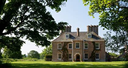 Luxury Dorset Farmhouse - Large Grounds & Beautiful Countryside Location