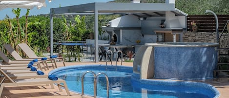 Piscina all'aperto, lettini