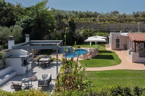 Outdoor pool, sun loungers - Lilium Villa, a Family Nature Escape with Pool (Rethymno)