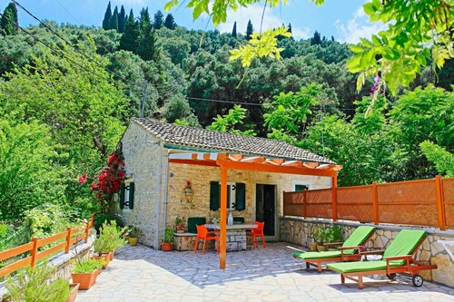 Korinas Cottage: Tranquil stone cottage, a breath away from Agni beach