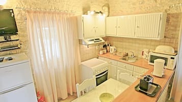 Fridge, microwave, oven, coffee/tea maker