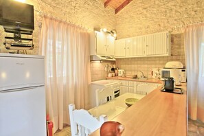 Refrigerador, microondas, horno y cafetera y tetera 