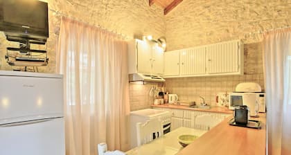 Korina's Cottage: Tranquille maison en pierre, Ă quelques pas de la plage d'Agni