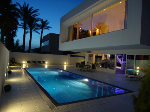 VILLA 4 SCHLAFZIMMER, SCHLAFMÖGLICHKEITEN FÜR 8