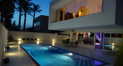 VILLA 4 SCHLAFZIMMER, SCHLAFMÖGLICHKEITEN FÜR 8