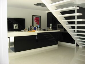 Kühlschrank, Mikrowelle, Ofen, Herdplatte