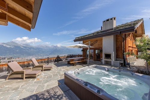 Beautiful chalet in the Swiss Alps with stunning views and private hot tub 