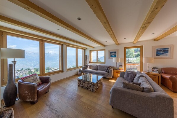 TV, fireplace, DVD player, books - Beautiful chalet in the heart of Nendaz with stunning views (Haute Nendaz)