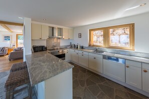 Réfrigérateur, micro-ondes, four, lave-vaisselle