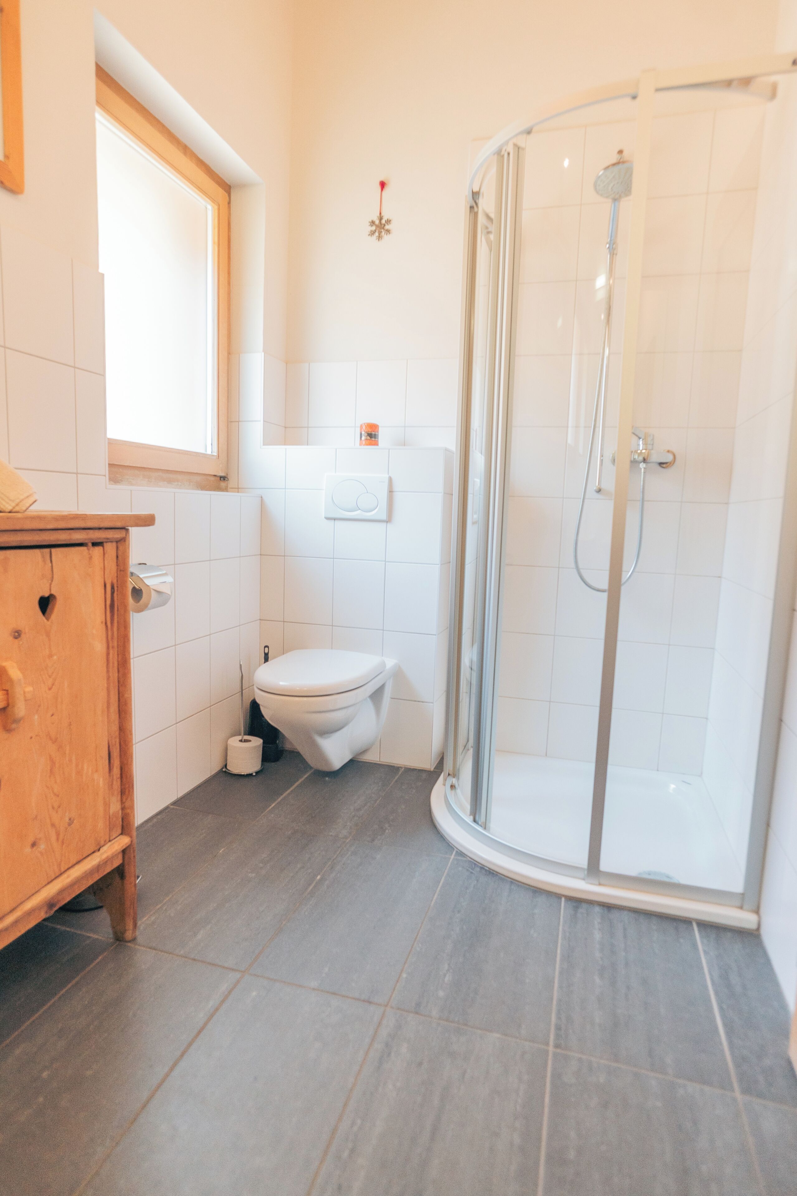 Combined shower/bathtub, hair dryer, towels, soap