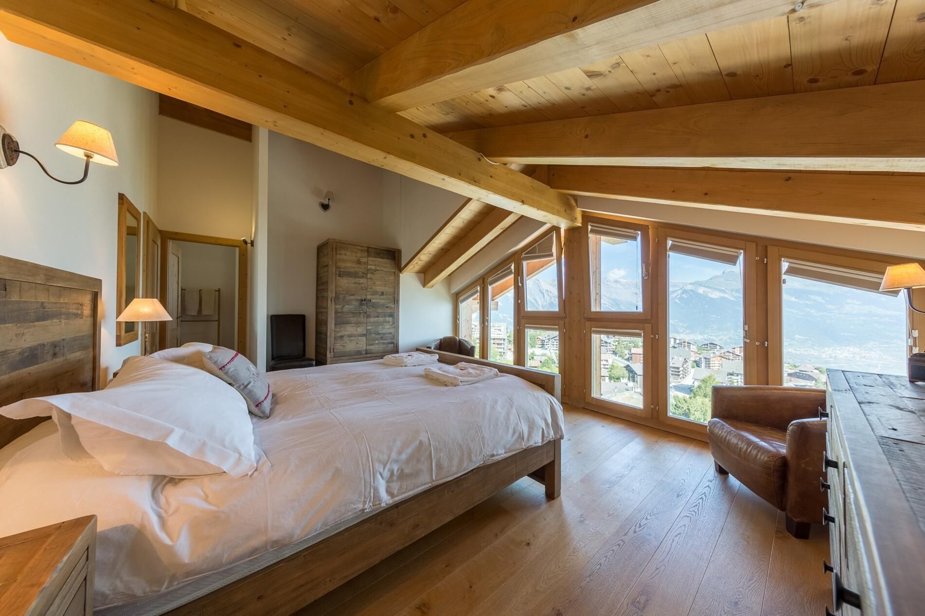 6 chambres, fer et planche à repasser, Wi-Fi, draps fournis