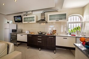 Kühlschrank, Mikrowelle, Ofen, Herdplatte