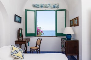 3 quartos, escrivaninha, ferros/tábuas de passar roupa, berço de viagem