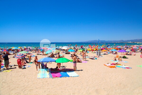 Una spiaggia nelle vicinanze