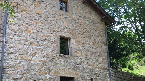 A stone building with a wooden door and a small window. - Nature & tranquility, all year round, a piece of paradise in the Gorges du Tarn (Sainte-Énimie)