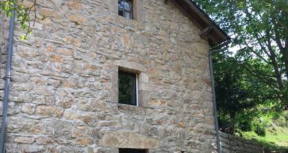 Tyypillinen Lozerienne gîte, pääsy Tarn-joelle - kanootti mukana.