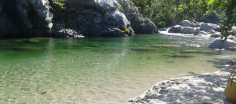 Shaded wooden bungalow, 200 meters from the sea, in a lovely green setting 