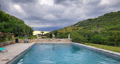 Gîte Vacance pleine nature located in the Lubéron nature reserve.