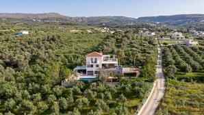 A modern villa with a pool, surrounded by olive groves and hills. - Tsourlakis Residence, A Tranquil Family Oasis with Pool (Rethymno)