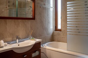 Ducha y bañera combinadas, bañera de hidromasaje y secador de pelo