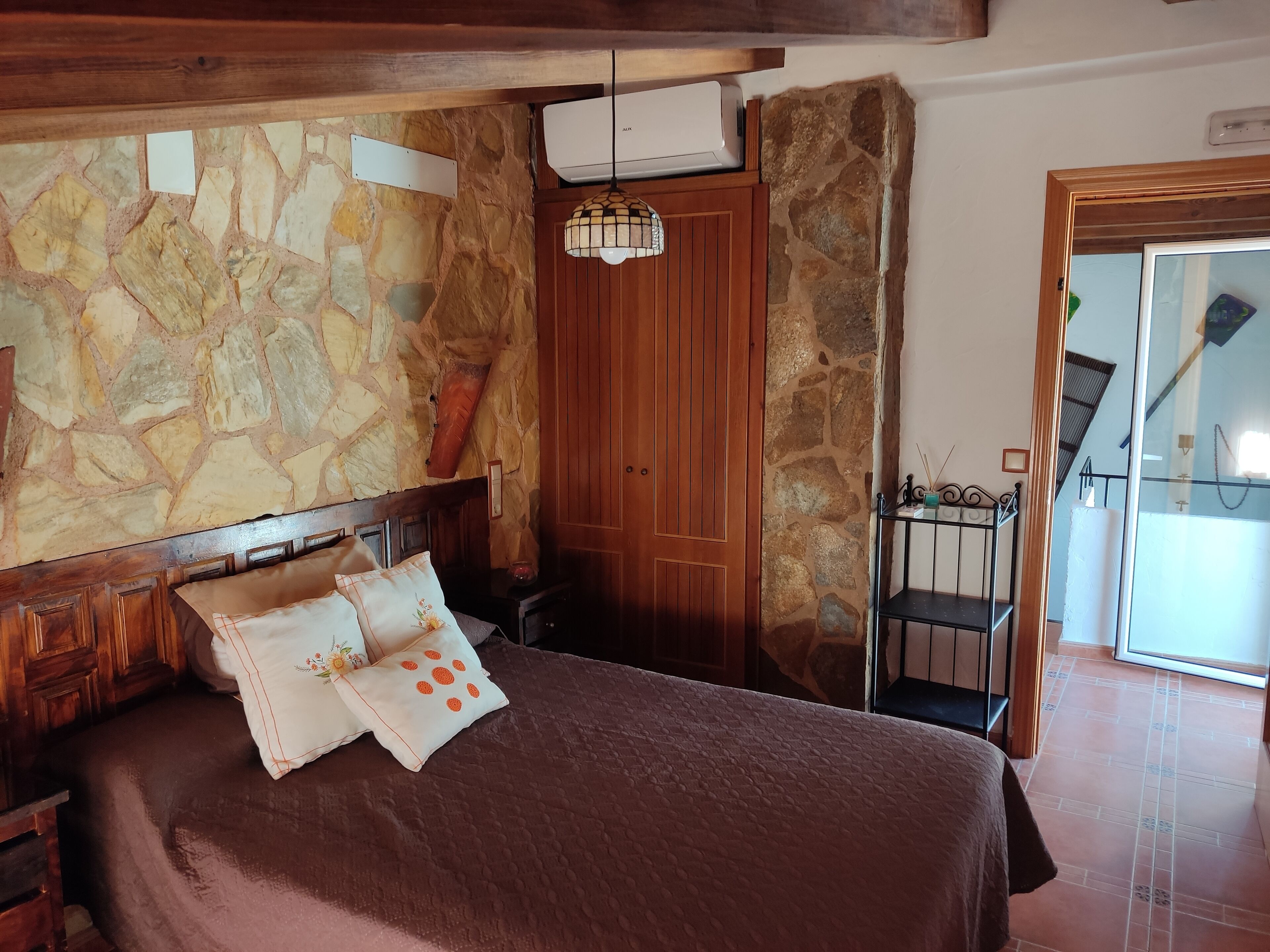 4 habitaciones, tabla de planchar con plancha, wifi y ropa de cama 