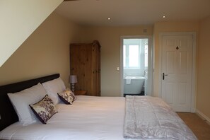 4 bedrooms, iron/ironing board, travel crib, free WiFi - Fair & Honest Pricing; Compare us with the Discounts and Deals ! Family friendly (Chathill)