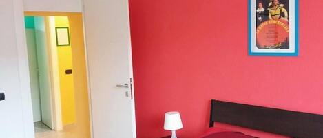 3 室のベッドルーム、WiFi (無料)、ベッドシーツ