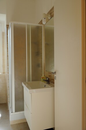 Shower, hair dryer, bidet, towels - Apartment - B&B Napoli Leggendaria - Breakfast included (Napoli)