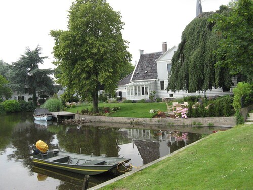 Mukava ja aurinkoinen bungalow rannalla, dyynit ja kukka kentät täynnä
