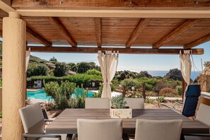 Outdoor dining - Ginepro Verde: in front of the pool (Costa Paradiso)