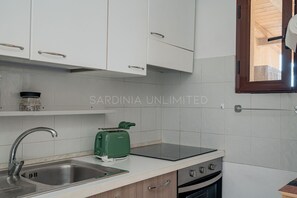 Refrigerador, parrilla de estufa, cafetera y tetera y periquera 