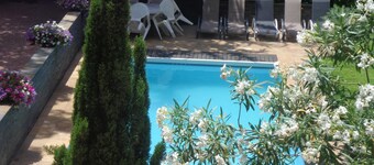 Torrelodones: House with shared garden and pool 25 min from Madrid. Wifi