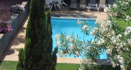 Torrelodones: House with shared garden and pool 25 min from Madrid. Wifi