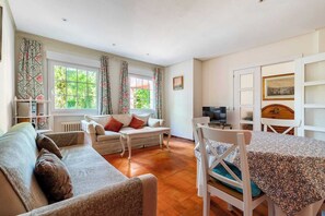 Smart TV, DVD player, books, stereo