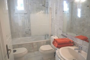 Ensemble douche/baignoire, sĂšche-cheveux, bidet, serviettes fournies