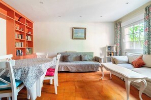 TV connectée, lecteur de DVD, livres, chaßne hi-fi