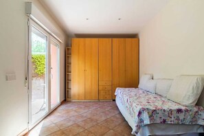 3 quartos, escrivaninha, ferros/tábuas de passar roupa