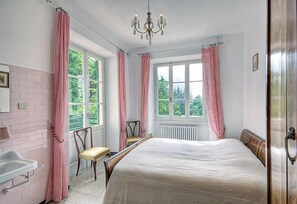 11 bedrooms, iron/ironing board, travel cot, WiFi